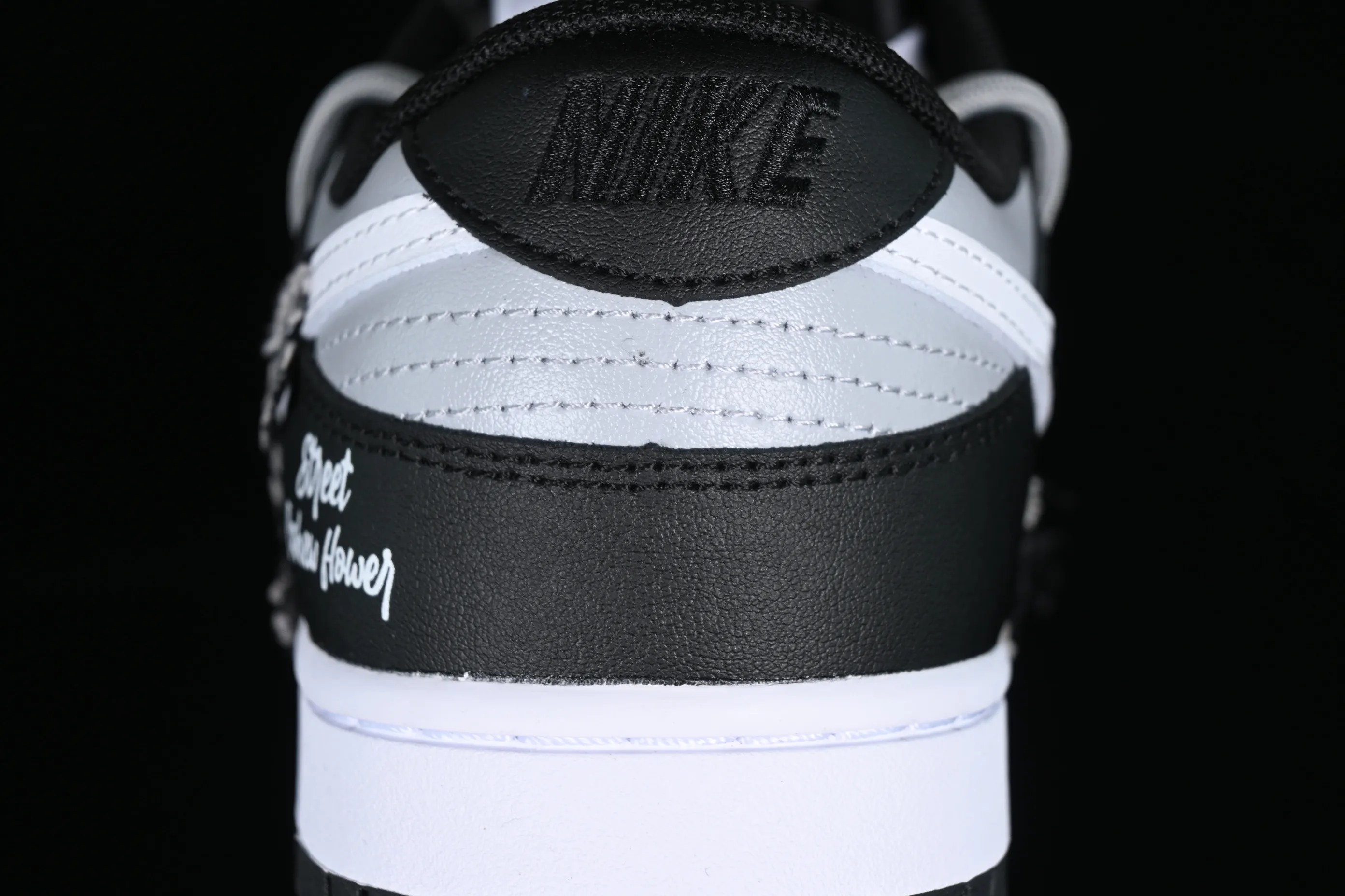 All categories Nk SB Dunk series Nk SB Dunk Low Low-top sneakers Nk Dunk Low Cashew flower graffiti Stitched denim asymmetric deconstruction SB strap low-top casual sneakers DV0831-002